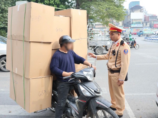 CSGT Hà Nội xử phạt hàng chục trường hợp che, dán biển số và sử dụng điện thoại khi lái xe